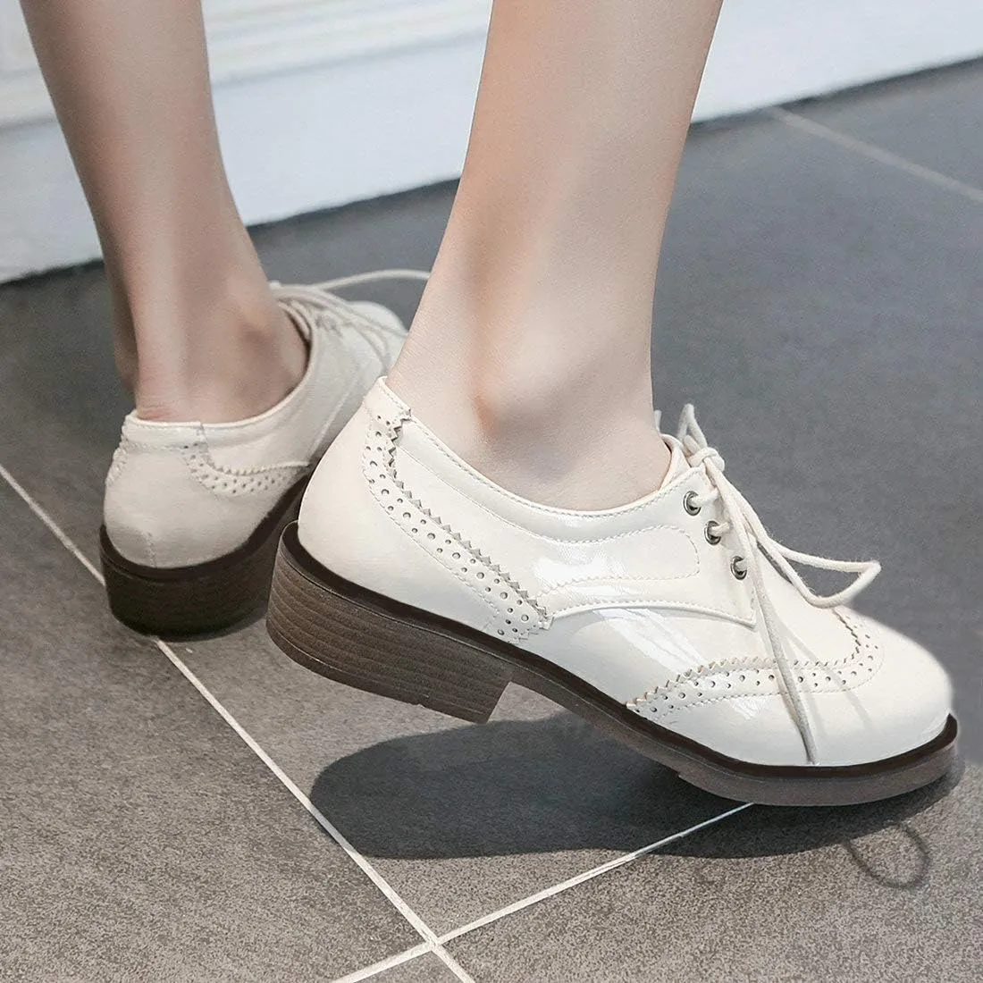 AIMODOR Womens Lace Up Flat Wingtip Oxford Patent Leather Chunky Low Heel Brogue Shoes