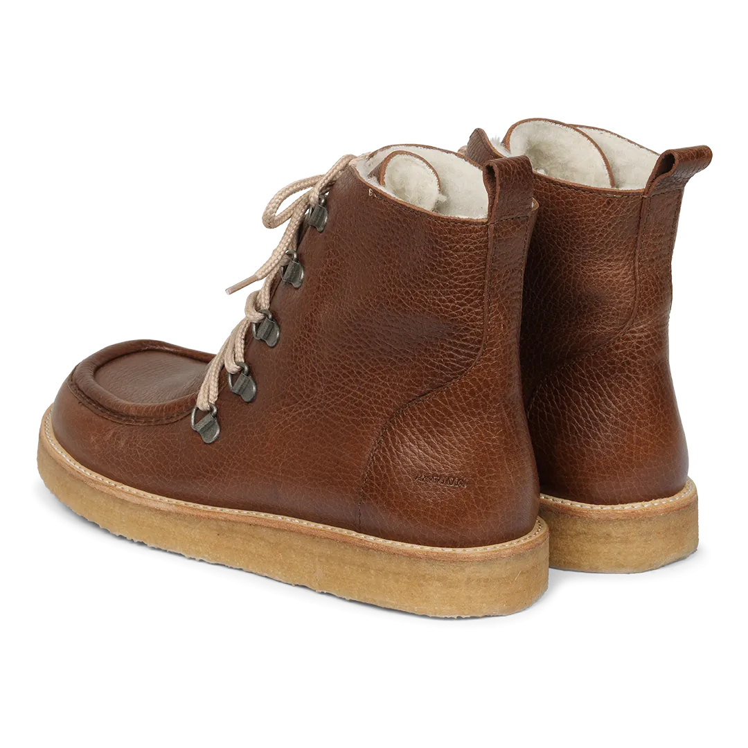 Boot with wool lining and wide fit