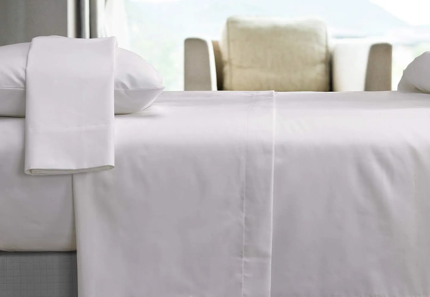 Courtyard by Marriott Hotel Signature Sheet Set - Breathable 300 Thread Count Cotton Linens - White - Includes Flat, Fitted, and 2 Pillowcases - Queen