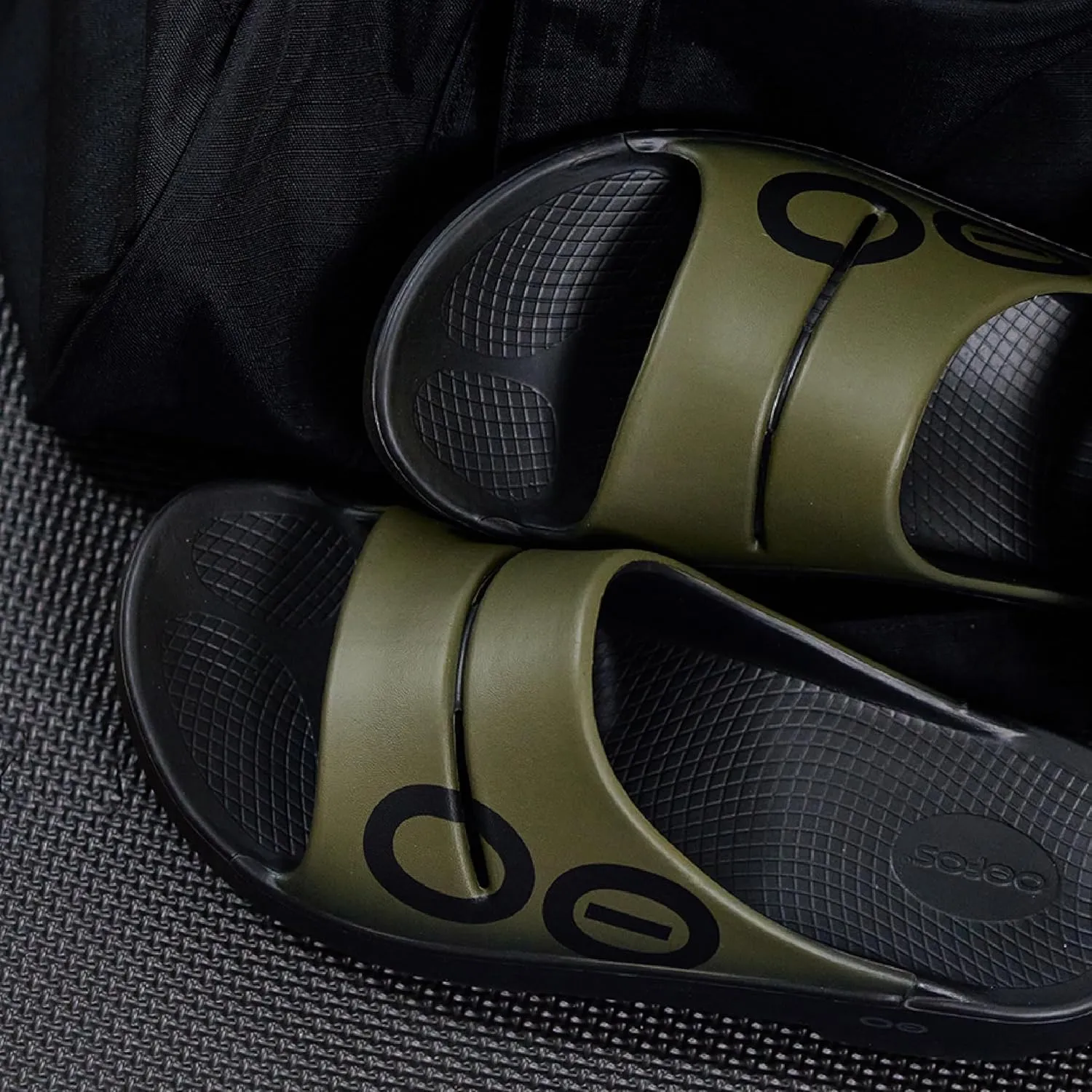 OOFOS OOahh Sport Slide Sandal - Lightweight Recovery Footwear - Reduces Stress on Feet, Joints & Back - Machine Washable - Hand-Painted Graphics